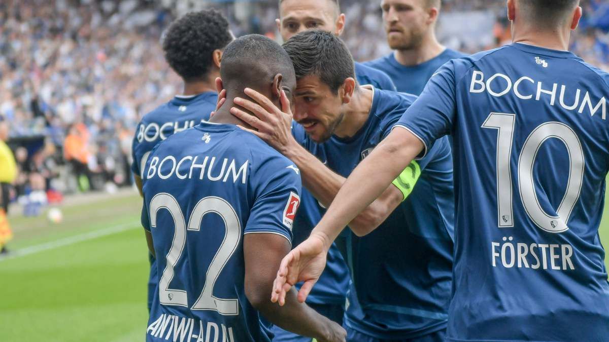 
                <strong>Gewinner: VfL Bochum</strong><br>
                Dem Albtraum-April (zwei Punkte aus vier Spielen) und der 0:2-Pleite in Gladbach folgte nun ein 3:2-Heimsieg gegen Augsburg. Der VfL Bochum ist wieder da. Flügelflitzer Christopher Antwi-Adjei sorgte mit dem ersten Treffer in der zweiten Spielminute für den Traumstart, auch Kapitän Anthony Losilla trug sich in die Torschützenliste ein. Die Bochumer kletterten mit dem Dreier vorerst am FC Schalke 04 vorbei und ans rettende Ufer: den 15. Tabellenplatz.
              