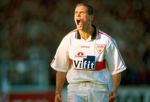 
                <strong>Tod der Mutter</strong><br>
                Thorsten Legat hatte für ein Fernbleiben vom Training eine traurige Erklärung: Seine Mutter war gestorben. Blöd: Als Schalke-Manager Rudi Assauer später persönlich sein Beileid bekunden wollte, öffnete nicht Legat die Tür, sondern seine Mutter.
              