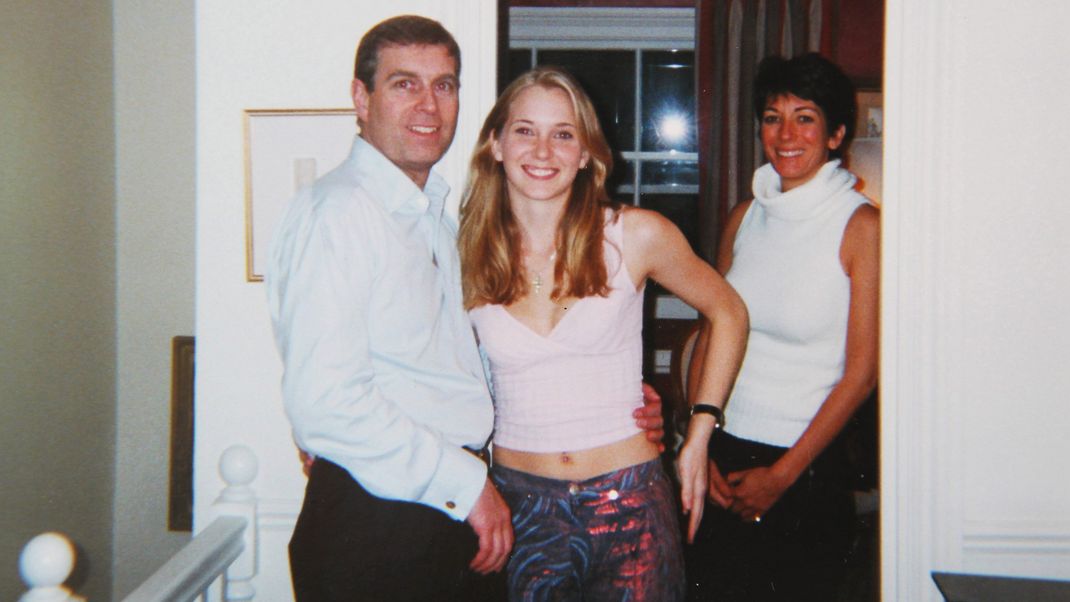 Prince Andrew und die junge Virginia Giuffre, aufgenommen vermutlich 2001. Ghislaine Maxwell steht hinter den beiden.