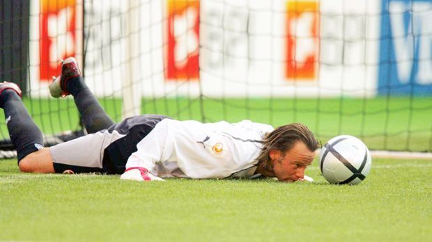 
                <strong>Jörg Stiel (Schweiz)</strong><br>
                Jörg Stiel (Schweiz): Dieses kuriose Bild enstand bei der EM 2004 in Portugal, als der Schweizer Keeper Stiel im Gruppenspiel gegen Kroatien einen weiten Ball unterschätzte. Anschließend stürmte der Ex-Gladbacher hinterher, parierte den Ball vor der Linie, schlitterte jedoch mit seinem Körper ins Tor - egal, Stiel hatte den Ball! Die Begegnung endete mit 0:0.
              