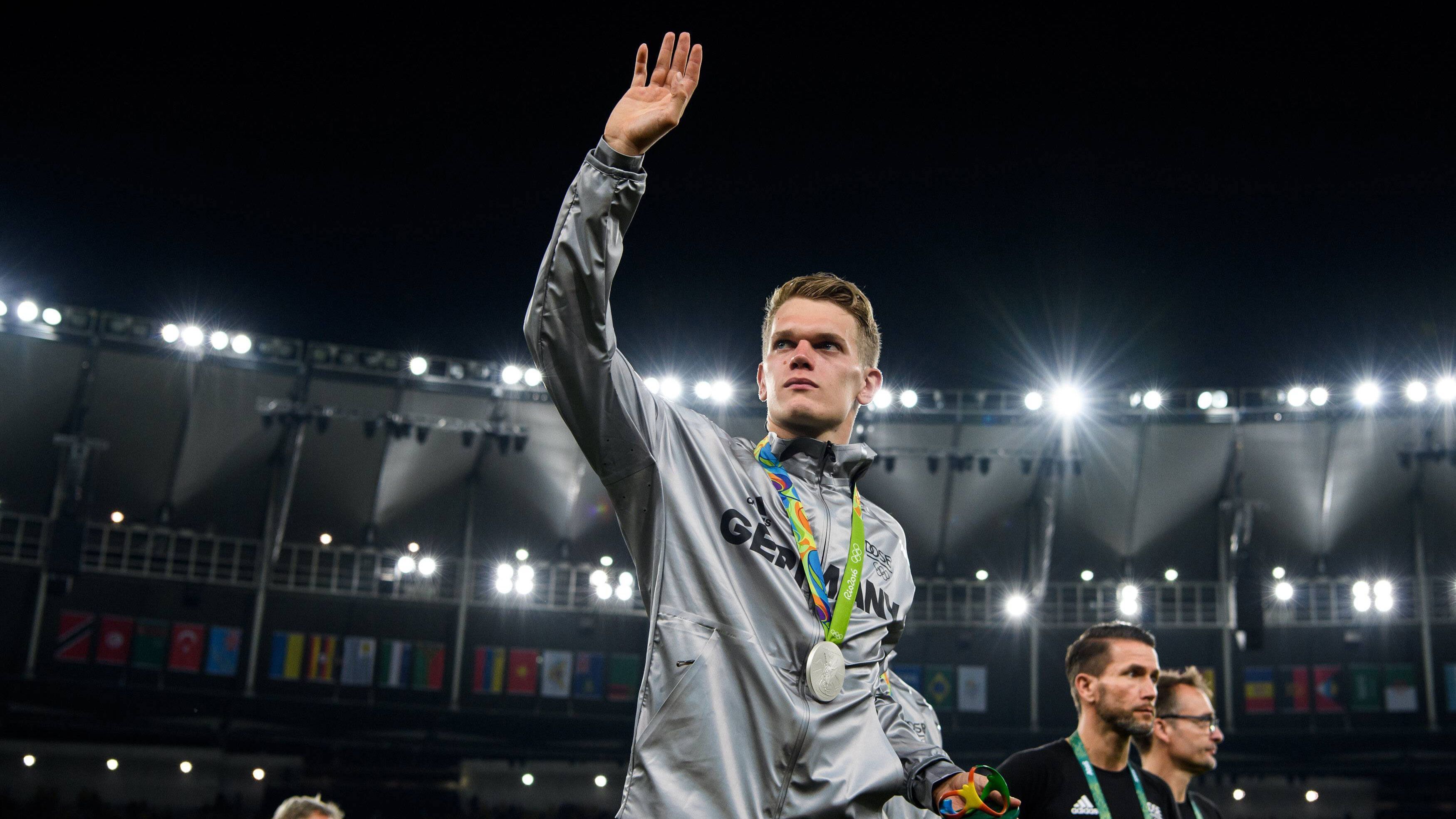 
                <strong>Matthias Ginter</strong><br>
                Mit 44 Spielen für die Nationalmannschaft könnte man Matthias Ginter schon fast als alten Hasen im DFB-Team bezeichnen. Sein Debüt gab der 27-Jährige 2014 im Freundschaftsspiel gegen Chile. Beim WM-Sieg wenig später durfte der Innenverteidiger nur zuschauen und entwickelte sich erst 2017 langsam zum Stammspieler in Joachim Löws Kader. In den vergangenen Monaten war Ginter ein fester Bestandteil der Dreierkette im deutschen Team.
              