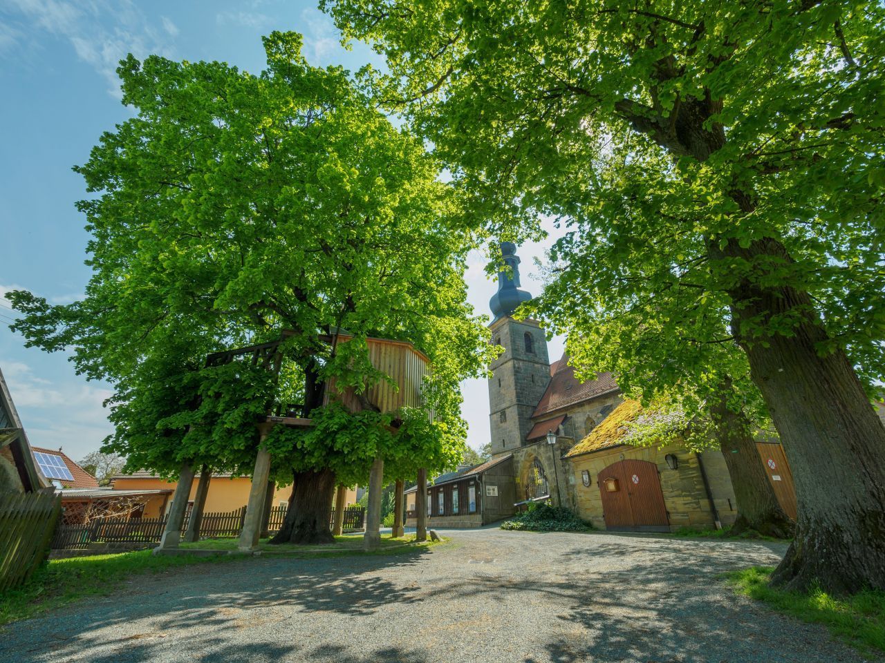 Seit Jahrhunderten gibt es die Tradition der Tanzlinden. Im oberfränkischen Limmersdorf steht ein rund 350 Jahre alter Baum im Dorfmittelpunkt. Zur Kirchweih zimmert man auf das Gerüst um die Linde einen Tanzboden - und ab geht die Party auf dem Baum.