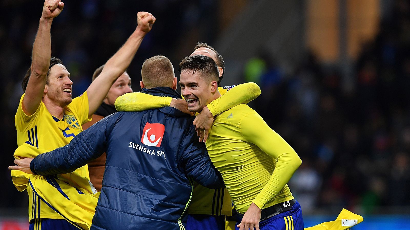 
                <strong>Gruppe F: Schweden</strong><br>
                Tor: Robin Olsen, Kristofer Nordtfeldt, Karl-Johan JohnssonAbwehr: Andreas Granqvist, Mikael Lustig, Martin Olsson, Pontus Jansson, Ludwig Augustinsson, Emil Krafth, Victor Lindelöf, Filip HelanderMittelfeld: Sebastian Larsson, Gustav Svensson, Albin Ekdal, Jimmy Durmaz, Emil Forsberg, Viktor Claesson, Oscar Hiljemark, Marcus RohdenAngriff: Marcus Berg, John Guidetti, Isaac Thelin, Ola Toivonen,
              