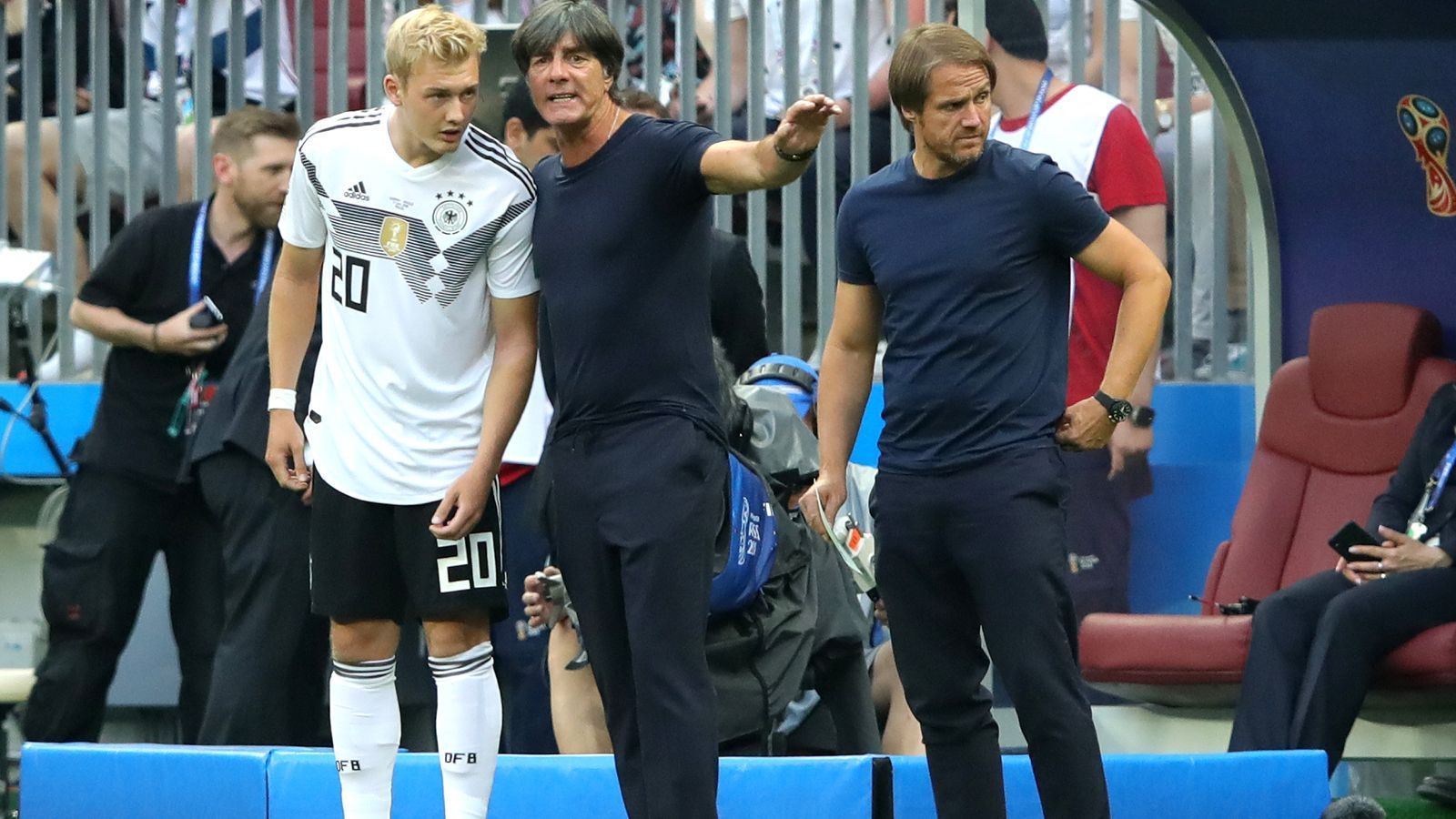 
                <strong>Gewinner: Julian Brandt</strong><br>
                Der junge Leverkusener bringt Schwung ins harmlose deutsche Angriffsspiel, hat neben den zwei Toren von Reus und Kroos mit seinen Pfostenschüssen die besten deutschen Möglichkeiten.
              