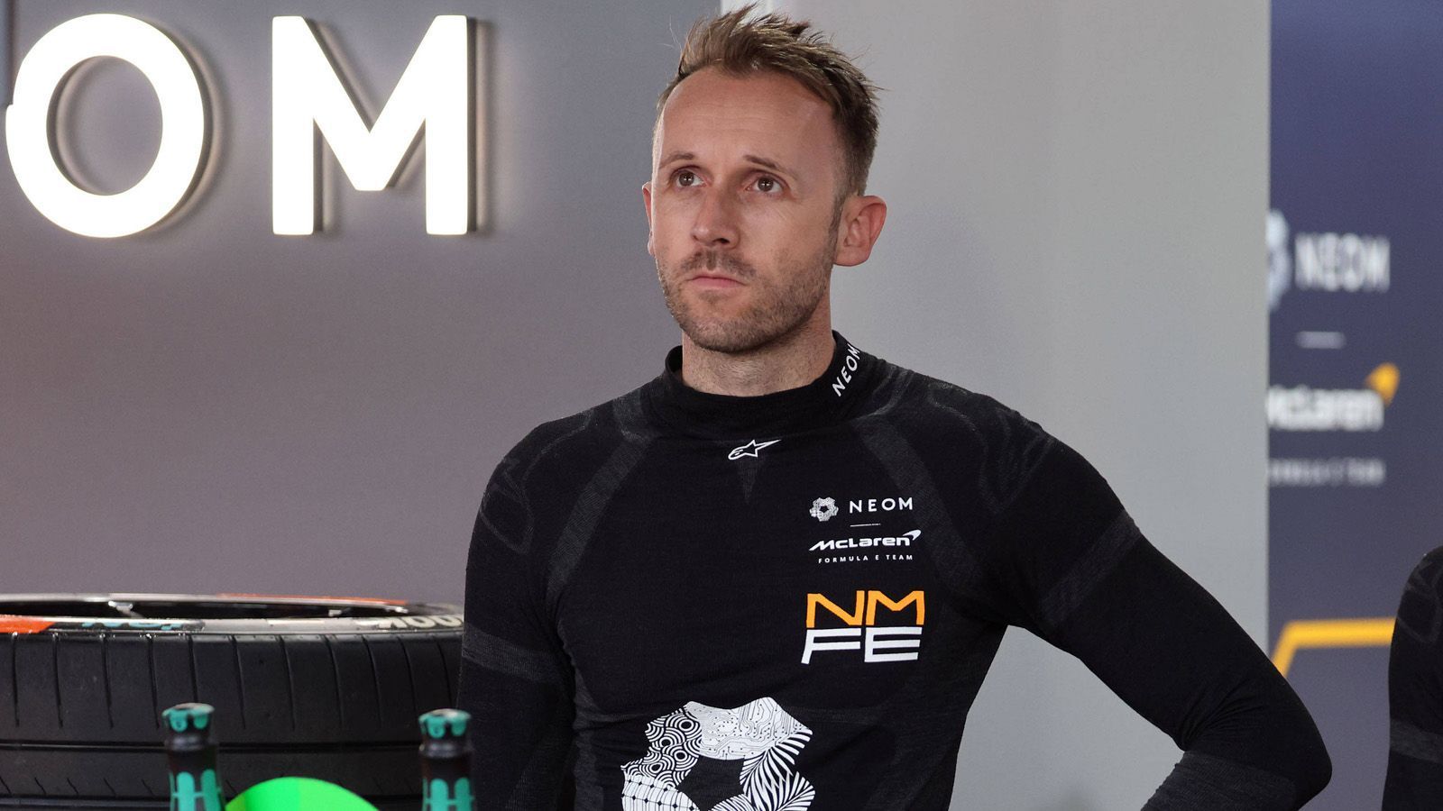 
                <strong>Rene Rast (McLaren)</strong><br>
                Bei Rene Rast sah es ähnlich verheißungsvoll aus wie bei Günther. Er hatte sich im Qualifying mit seinem McLaren Startplatz acht gesichert und anschließend im Rennen zunächst eine starke Leistung hingelegt. Bis zur Schlussphase lag der dreimalige DTM-Champion auf Kurs, belegte in Lauerstellung hinter Jake Dennis Rang fünf und hatte sogar das Podium im Blick. Als er nach einer Safety-Car-Phase beim Restart fünf Runden vor Schluss einen Angriff versuchte, verschätzte er sich jedoch böse und fuhr seinem Kontrahenten ins Heck - null Punkte für beide.
              