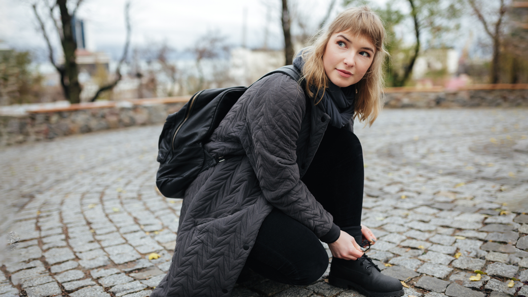 Micro Bangs, Baby Bangs oder auch Curtain Bangs – warum ihr in der kalten Jahreszeit auf eine Pony-Frisur setzen solltet, lest ihr hier.  