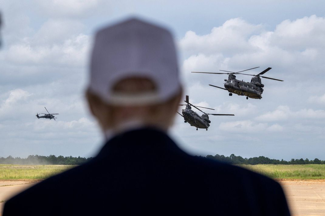Soldat:innen machen sich auf den Weg nach L.A. - Trump&nbsp; schaut ihnen nach.