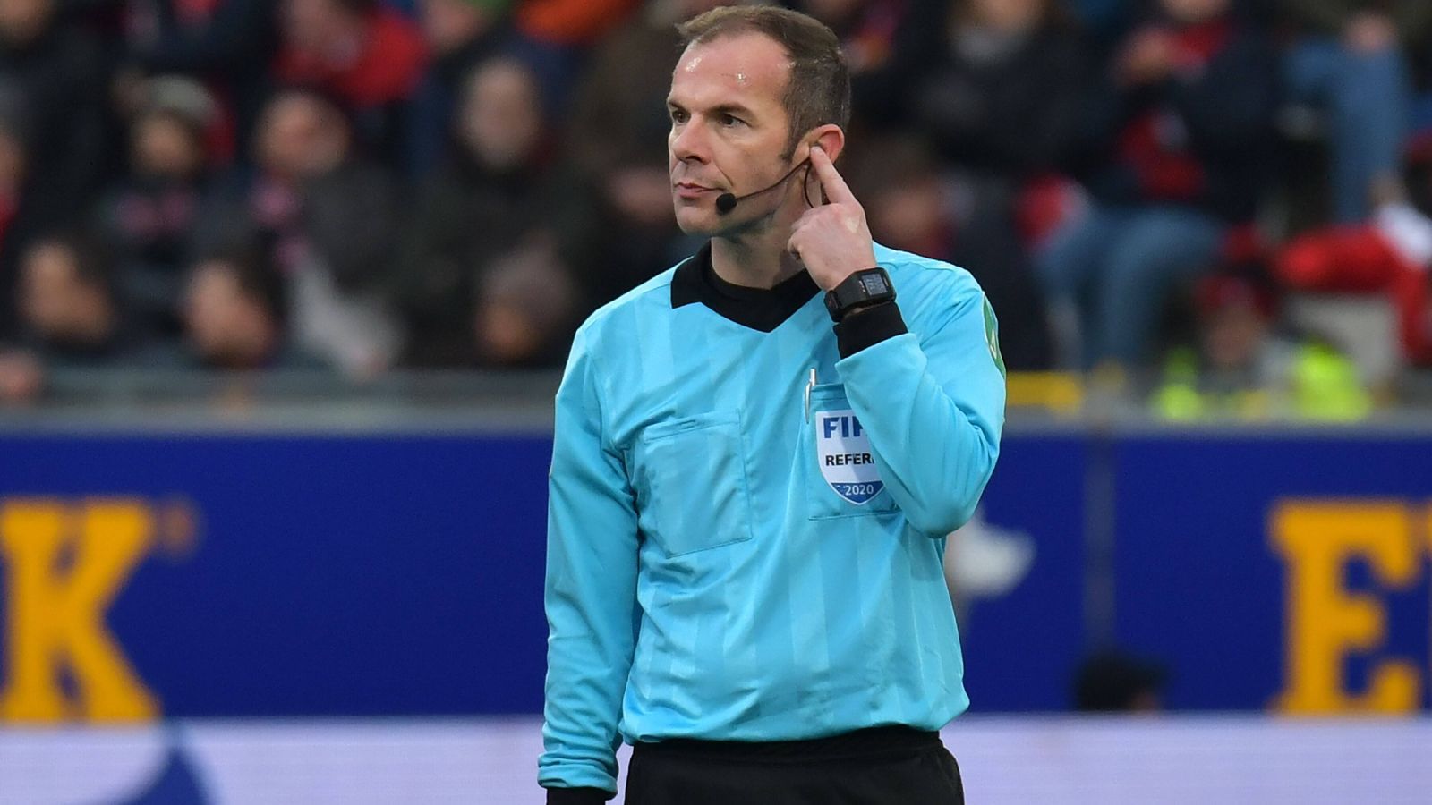 
                <strong>Verlierer: Marco Fritz und der Video Assistant Referee</strong><br>
                ... Marco Fritz, der sich vor allem bei den Gladbacher Fans nicht mehr allzu großer Beliebtheit erfreuen dürfte. Auch er ist ein Verlierer, denn die mehrheitliche Meinung zum ersten Aufeinandertreffen zwischen Thuram und Upamecano ist, dass es dafür einen Elfmeter hätte geben sollen. Fritz dürfte die Szene übersehen haben, Assistent Christian Dingert im Kölner Video-Keller machte ihn nicht auf das strafbare Einsteigen aufmerksam, hätte den Referee zumindest in die Review-Area lotsen können. Während Gladbachs Jonas Hofmann bei ran sagte: "Das stellt den VAR in Frage", musste auch Bayerns Leon Goretzka im "DAZN"-Interview konstatieren: "Da dürfen wir uns nicht beschweren, wenn der gegeben wird." Wenn das schon vom subjektiv eingestellten Gegner kommt, dann ist so eine Szene meistens eindeutig.
              