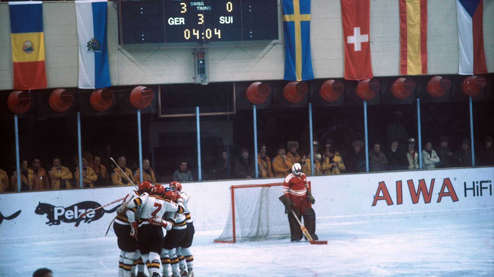 
                <strong>Olympia-Wahnsinn 1976: Deutschland holt Bronze</strong><br>
                Schon vor 45 Jahren lieferten sich Deutschland und die Schweiz heiße Duelle auf dem Eis. Bei den Olympischen Spielen in Österreich 1976 trafen die Nachbarländer in der Qualifikation für die Finalrunde aufeinander - ein echtes Alles-oder-Nichts-Spiel. Die DEB-Auswahl schlug den Rivalen deutlich mit 5:1 und schickte die Schweiz damit in die Trostrunde. Deutschland gewann in der Finalrunde zwar nur zwei von fünf Spielen, holte sich aber dennoch Olympia-Bronze. Es ist das "Wunder von Innsbruck", denn entscheidend war am Ende der um 0,041 Tore bessere Torquotient gegenüber Finnland.
              