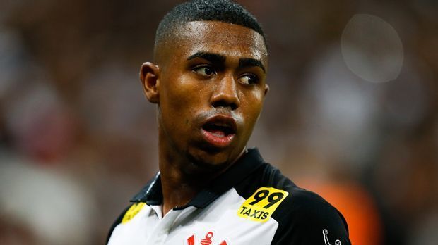 
                <strong>Malcom</strong><br>
                Malcom: Eine andere Möglichkeit für einen jungen Flügelflitzer ist der Brasilianer Malcom vom FC Corinthians. Der 18-jährige Linksaußen soll technisch hoch versiert und extrem dribbelstark sein. Zudem ist die Saison in Brasilien vor kurzem abgeschlossen worden. Ein Transfer im Winter könnte deshalb durchaus einfacher sein als im Sommer.
              