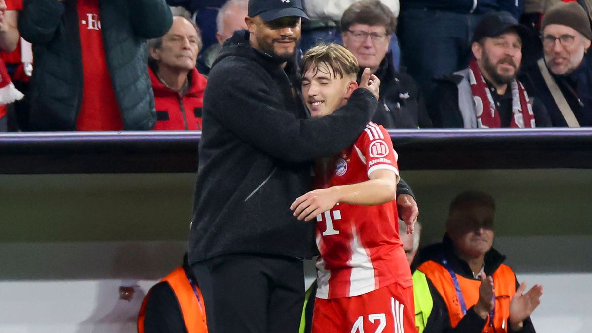 Trainer Vincent Kompany (FC Bayern Muenchen) und Lennart Karl (FC Bayern Muenchen) umarmen sich, UEFA Champions League 2025 26 League Phase MD3, FC Bayern München v Club Brugge KV, Football Arena M...