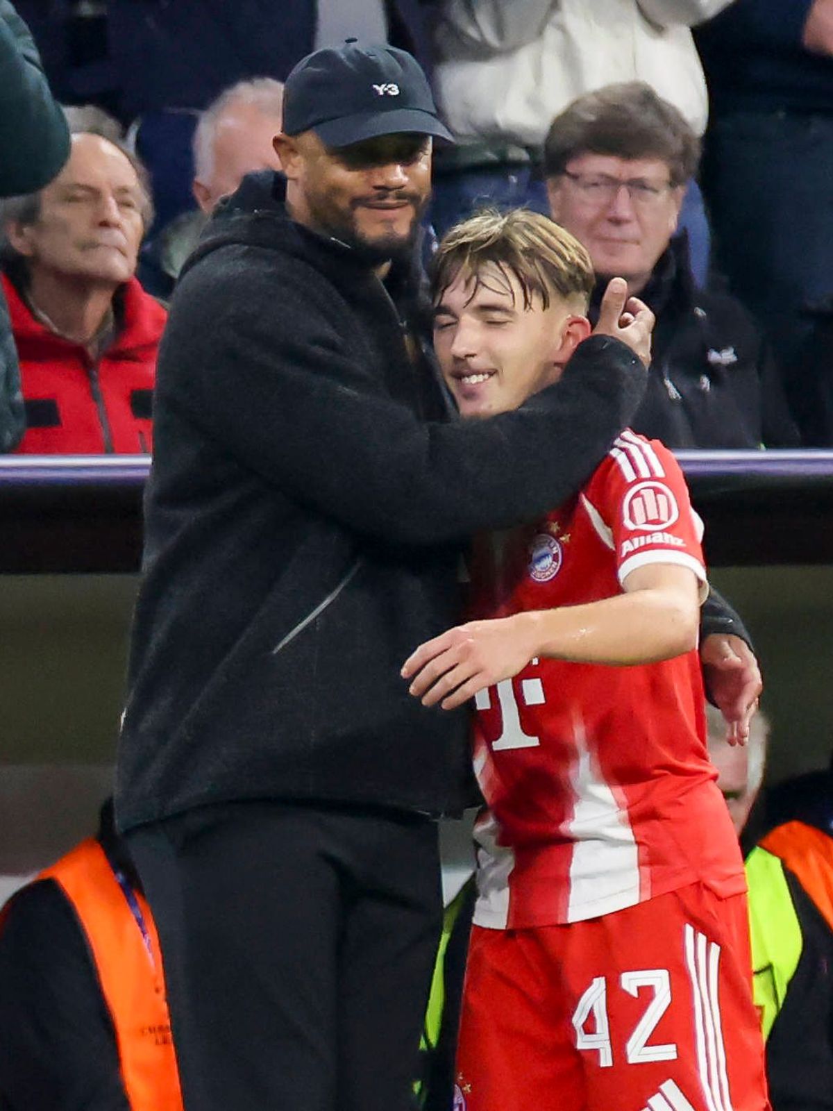 Trainer Vincent Kompany (FC Bayern Muenchen) und Lennart Karl (FC Bayern Muenchen) umarmen sich, UEFA Champions League 2025 26 League Phase MD3, FC Bayern München v Club Brugge KV, Football Arena M...