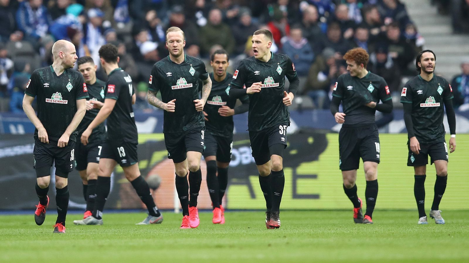 
                <strong>Platz 17: SV Werder Bremen - 18 Punkte</strong><br>
                Selbst eine Zwei-Tore-Führung wie in Berlin (2:2) reichte dem SV Werder vor der Unterbrechung der Saison nicht, um ein Spiel in der Bundesliga zu gewinnen. Etwas Hoffnung gibt die Tatsache, dass Bremen bisher ein Spiel weniger absolviert hat und gegen Eintracht Frankfurt die Möglichkeit bekommt, nachträglich Punkte einzufahren. Ein weiteres Problem: Der Klub bemängelte den Wettbewerbs-Nachteil, dass man im Gegensatz zu den anderen Klubs bislang nur in Vierergruppen trainieren konnte. Die Bitte um einen Start am 23. Mai wurde aber verneint. Und: Der Blick auf Werder Restprogramm gibt wenig Hoffnung: Leverkusen (H), Freiburg (A), Gladbach (H), Schalke (A), Frankfurt (H, Nachholspiel), Wolfsburg (H), Paderborn (A), Bayern (H), Mainz (A), Köln (H).ran.de-Prognose: Der erste Werder-Abstieg seit 1980 rückt immer näher. Die Bremer wirken verunschichert, spielen wie der klassische Absteiger. Schon ein Sprung auf Platz 16 würde einem kleinen Wunder gleichen.
              