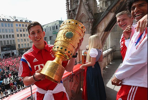 
                <strong>Zehntes Double: So feiern die Bayern</strong><br>
                Pierre-Emile Hojberg überzeugte in seinem ersten Finale auf ganzer Linie. Beim Feiern auf dem Balkon wird er zwar noch von Dante und Schweinsteiger ausgelacht, aber das kann der Däne sicher verschmerzen.
              