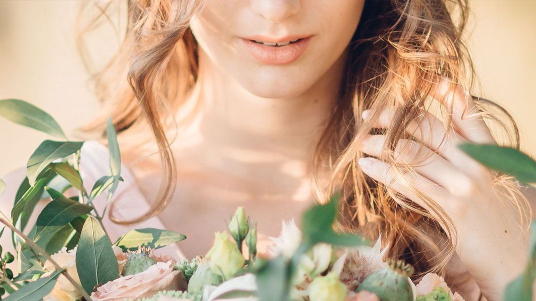 Tränenfeste Mascara und ein kussfester Lippenstift – in unserem Beauty-Artikel findet ihr die besten Tipps für ein langanhaltendes Braut Make-up.