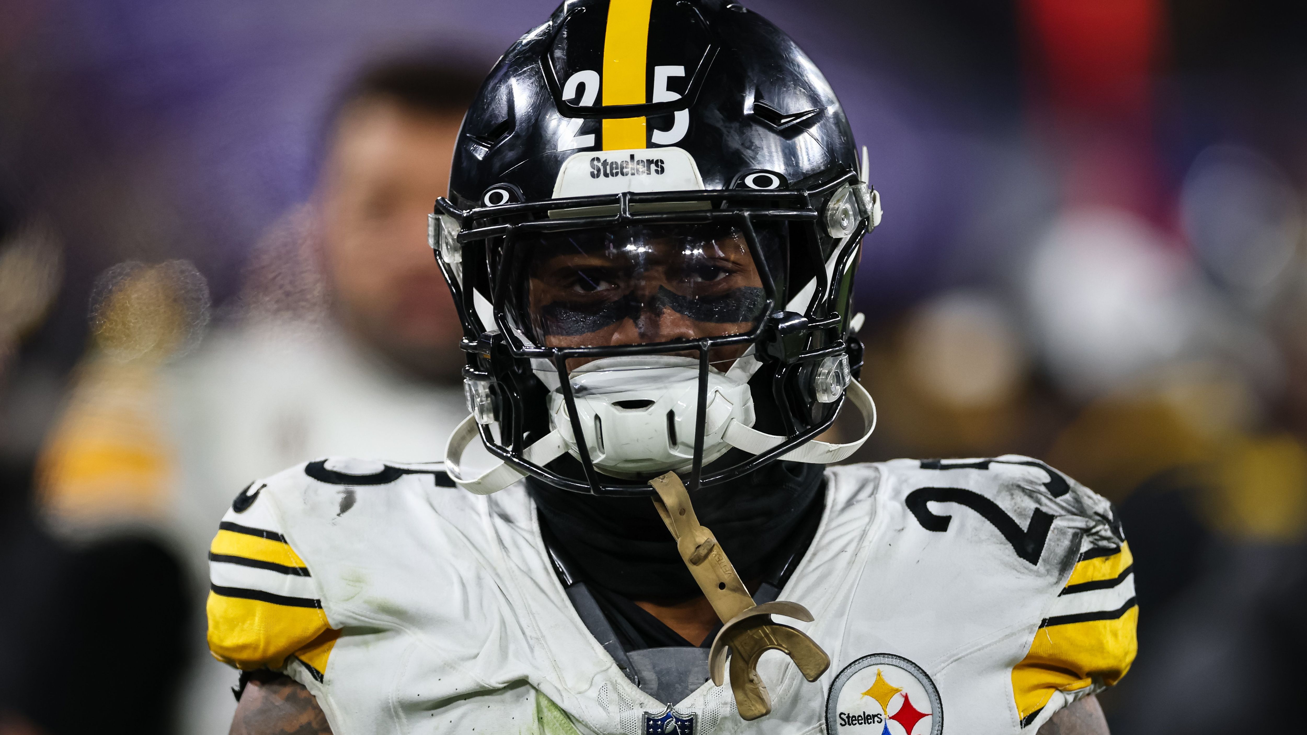 <em><strong><em>DeShon Elliott</em> (Pittsburgh <em>Steelers</em>)</strong><br>"Lasst seinen Hintern im Altersheim!". So <a href="https://www.ran.de/sports/american-football/nfl/news/nfl-aaron-rodgers-vor-einem-wechsel-zu-den-pittsburgh-steelers-lasst-seinen-hintern-im-altersheim-497623">kommentierte&nbsp;</a>DeShon Elliott&nbsp;vor wenigen Monaten das Gerücht um <a href="https://www.ran.de/sports/stars/aaron-rodgers">Aaron Rodgers</a>, dass dieser zu den Steelers wechseln könnte. Mittlerweile ist er gewechselt. Und Elliott bleibt auch. Der Safety verlängert seinen Vertrag um zwei weitere Jahre für eine Summe von 12,5 Millionen Euro. 9,21 Millionen sind davon garantiert.</em>