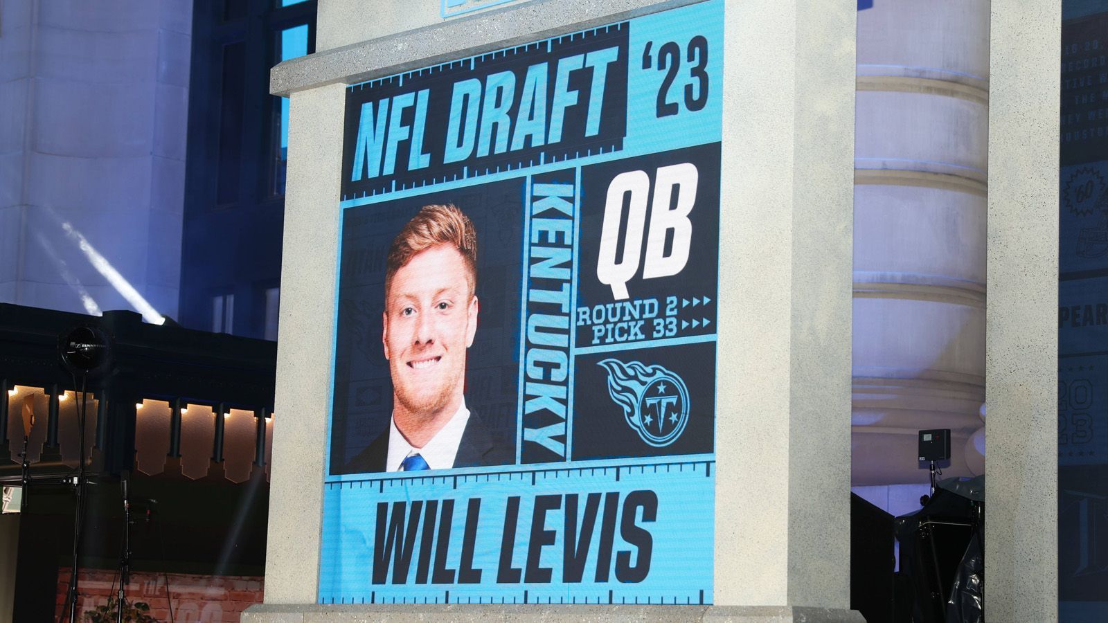 
                <strong>Will Levis. Tennessee Titans</strong><br>
                Will Levis war die wohl traurigste Figur an Tag eins des Drafts. Als möglicher vierter Pick eingeschätzt, fiel er am Ende sogar aus der ersten Runde. Erst am zweiten Tag erlösten ihn die Tennessee Titans an Position 33. Damit landete er allerdings bei einem Team, das mit Ryan Tannehill aktuell einen klaren Starter hat. In Woche 1 dürfte auf Levis also noch kein Druck liegen. Doch Tannehill ist gleichzeitig bereits 34 Jahre alt und in seinem letzten Vertragsjahr. Sollten die Titans mit ihm gut in die Saison starten, dürfte es keine Quarterback-Frage geben. Wenn Tannehill aber zur Mitte der Saison nicht überzeugt, könnte die Zeit für Levis bereits früher kommen, als er es sich aktuell vorstellen kann.
              