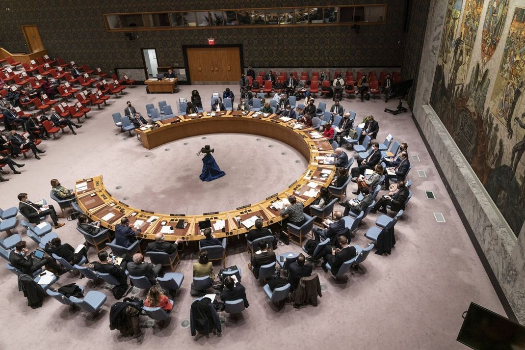 Nachdem Russland die Ukraine erstmals angegriffen hatte, berief der UN-Sicherheitsrat am 26. Februar 2022 eine Dringlichkeitssitzung ein. Dabei wurde auch über mögliche Sanktionen gegen Russland diskutiert.