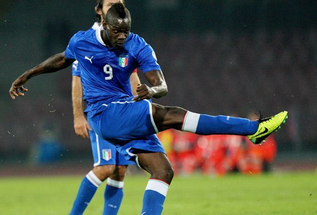 
                <strong>Italien - Marktwert: 318,5 Millionen Euro </strong><br>
                Italien steht mit einem Marktwert von 318,5 Millionen Euro auf Platz acht. Superstar Mario Balottelli ist mit 30 Millionen Euro der wertvollste Spieler der squadra azzurra. 
              