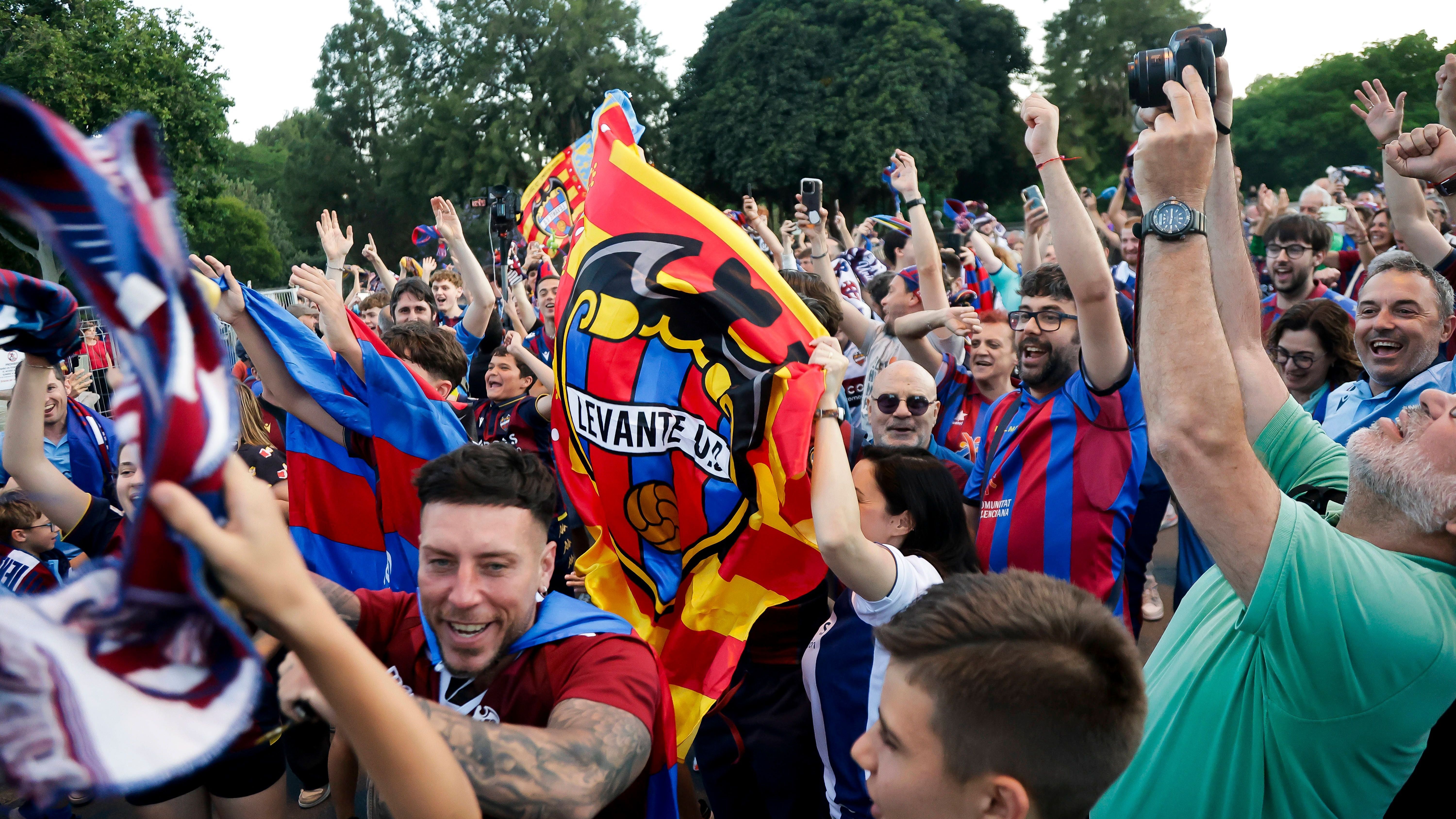 <strong>Aufsteiger: UD Levante (Spanien)</strong><br>Die La Liga 2 ist noch nicht beendet. Mit einem Sieg am vorletzten Spieltag sicherte sich UD Levante jedoch bereits den Aufstieg in das spanische Oberhaus - vier Punkte trennen den Klub von einem Nicht-Aufstiegsplatz. Mit einem Sieg am letzten Spieltag kann Levante sich auch die Meisterschaft sichern.