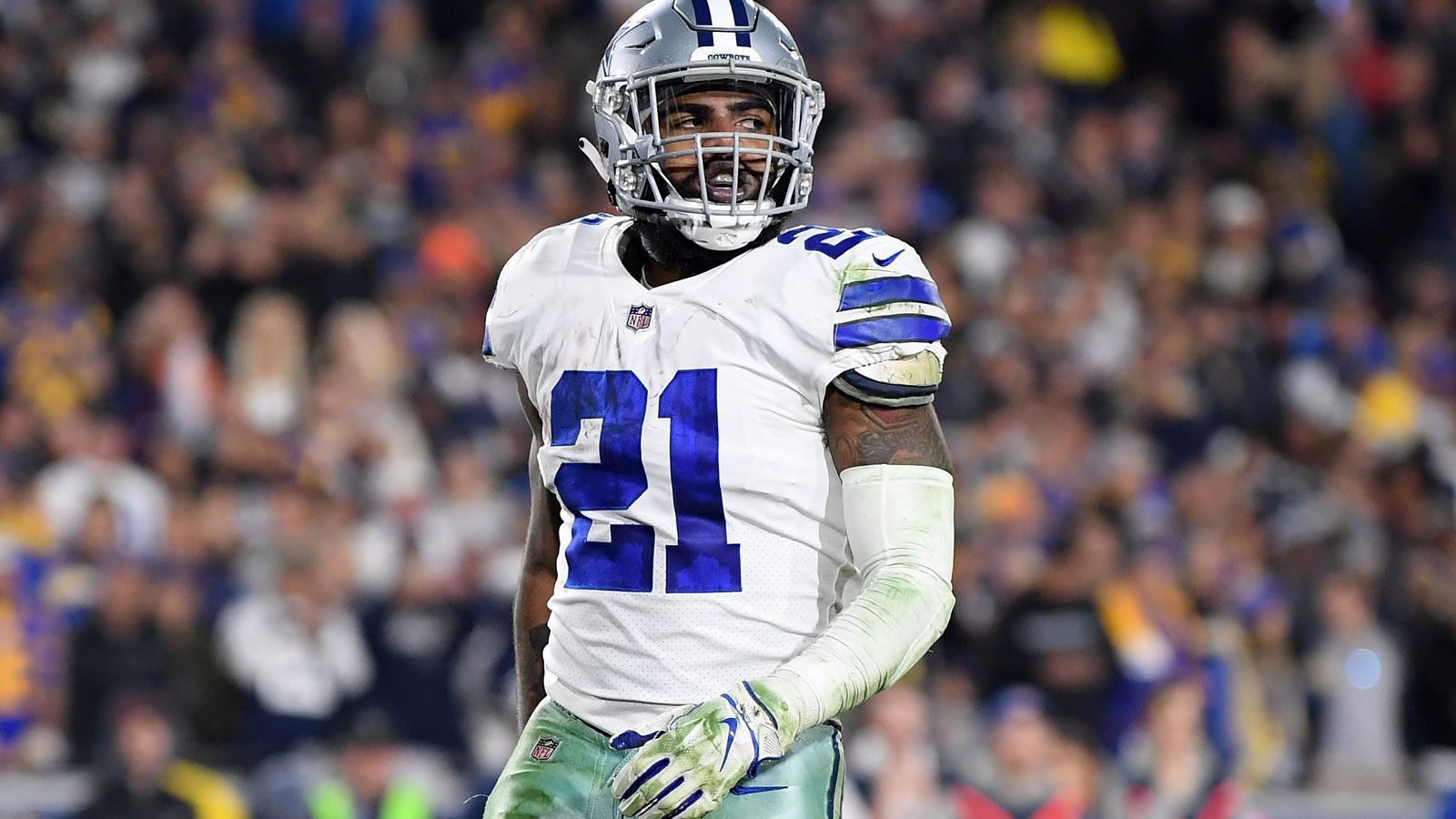 
                <strong>Ezekiel Elliott: Rookie-Vertrag bis 2020</strong><br>
                Auch dem anderen Superstar der Cowboys aus dem Draft 2016 winkt ein neuer Vertrag – aber wohl noch nicht in diesem Jahr: Wie auch Prescott geht Elliott 2019 in seine letzte Saison seines Rookie-Vertrags. Durchaus möglich, dass die Cowboys ihre Option auf ein weiteres Jahr ziehen – zu wohl rund 14 Millionen Dollar – und Elliott danach via Franchise Tag ein weiteres Jahr binden. 
              