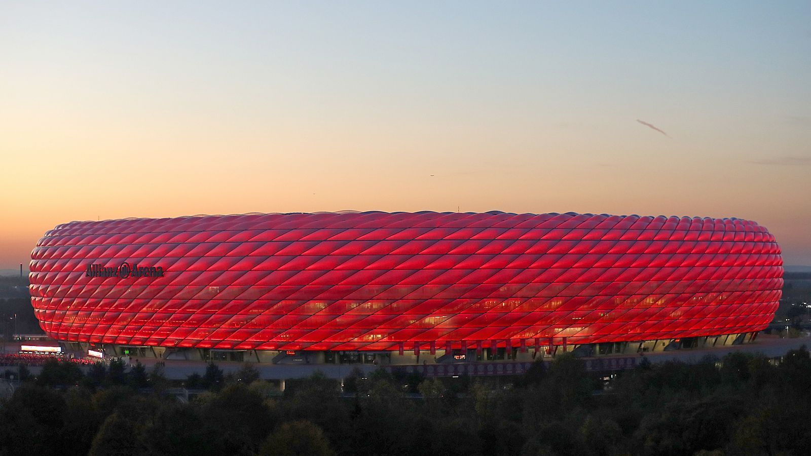 
                <strong>Platz 2: FC Bayern München - Allianz Arena</strong><br>
                Kapazität: 75.000Logen: 106Sitzplätze: 58.972Stehplätze: 16.028
              