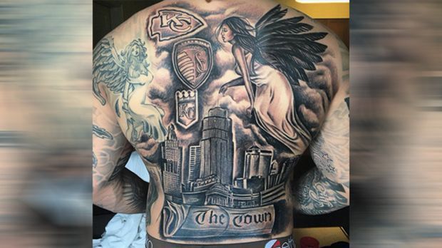 
                <strong>Shane Ray</strong><br>
                Obwohl der Linebacker Shane Ray in der NFL nur für die Denver Broncos und die Baltimore Ravens gespielt hat, hat er sich das Wappen der Kansas City Chiefs und die Skyline der Stadt auf den Rücken stechen lassen. Eine Hommage an seine Heimatstadt. 
              