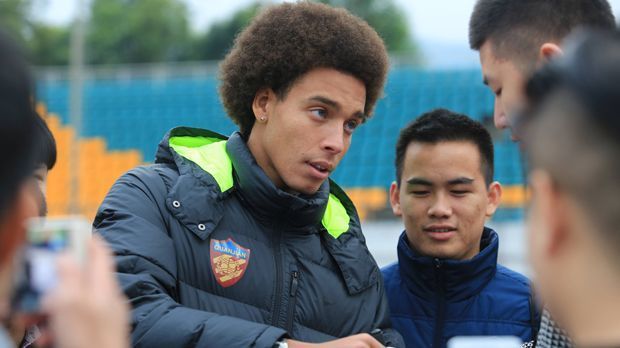 
                <strong>Axel Witsel (Tianjin Quanjian)</strong><br>
                Axel Witsel (Tianjin Quanjian): Der Aufsteiger aus Tianjin hat offenbar Großes vor, wenn man sich die Transfer-Aktivitäten im Winter 2017 so ansieht. Das Team von Coach Fabio Cannavaro bekommt unter anderem den belgischen Nationalspieler Witsel von Zenit St. Petersburg. Für die China-Millionen soll der Mittelfeldspieler sogar ein Angebot von Juventus Turin ausgeschlagen haben. St. Petersburg soll für den Verkauf Witsels 20 Millionen Euro kassiert haben.
              