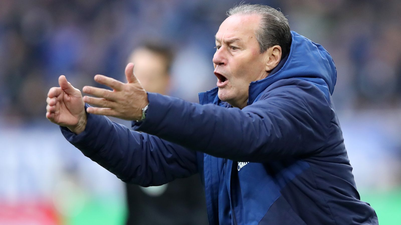 
                <strong>FC Schalke 04: So lief Spiel 1 nach Tedesco</strong><br>
                Huub Stevens, ein Verfechter der Philosophie "die Null muss stehen", konnte natürlich nach dem frühen Gegentor nicht zufrieden sein mit seiner Elf und brachte das gewohnt gestenreich zum Ausdruck.
              