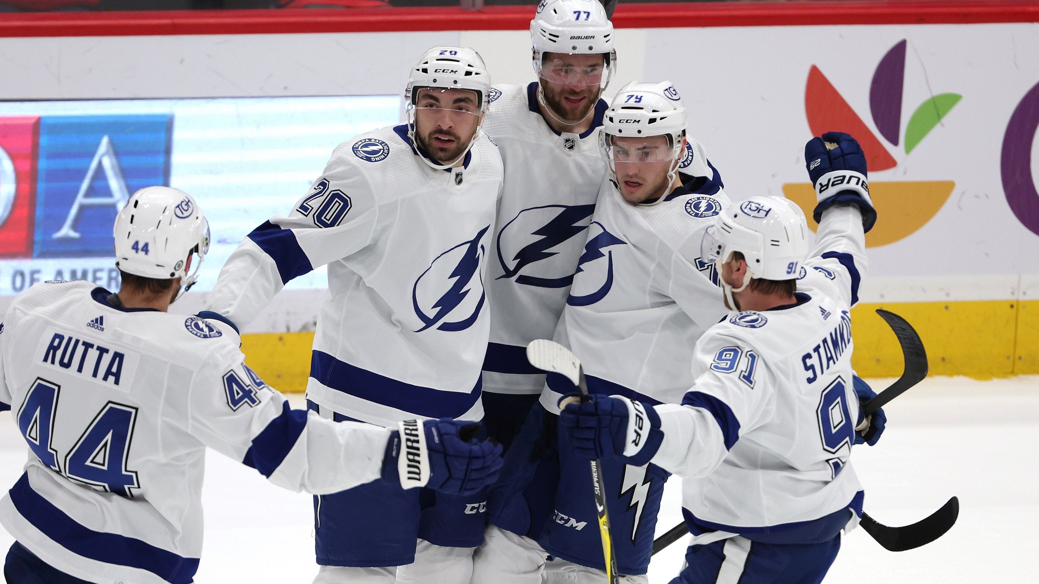 
                <strong>4. Tampa Bay Lightning (Titelverteidiger / 51 Siege / 110 Punkte)</strong><br>
                Titelverteidiger Tampa Bay Lightning ist diesmal eher eine Wundertüte. In der Verfassung von Anfang/Mitte April steht das Team von Head Coach Jon Cooper sicher nicht unbedingt in vorderster Reihe der Cup-Favoriten. Aber zuletzt nahmen Steven Stamkos und Co. richtig Fahrt auf. Sollte die Mannschaft um Starverteidiger Victor Hedman (Bildmitte) diesen Schwung beibehalten, ist ihr alles zuzutrauen. Denn Tampa Bay hat nach wie vor genügend Siegermentalität zu bieten. 
              