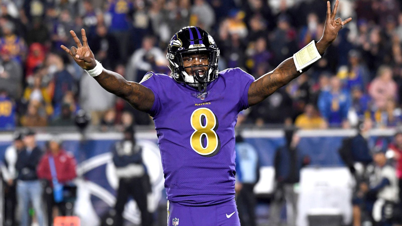 
                <strong>MVP: Lamar Jackson</strong><br>
                Lamar Jackson, Quarterback der Baltimore Ravens, ist bei den NFL Honors einstimmig (50 Stimmen) zum MVP, dem wertvollsten Spieler der Regular Season, ausgezeichnet worden. Bei den anderen Kategorien ging es durchaus enger zu. ran.de zeigt die weiteren Preisträger und mit wie vielen Stimmen Vorsprung sie gewonnen haben.
              