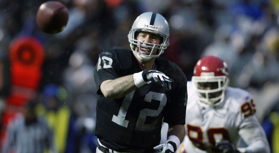 
                <strong>2002: Rich Gannon (Oakland Raiders)</strong><br>
                2002: Rich Gannon (Oakland Raiders)
              