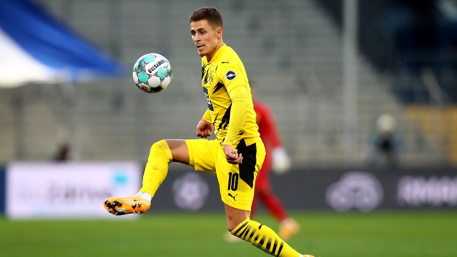 
                <strong>Thorgan Hazard</strong><br>
                Seit 2019 steht der belgische Nationalspieler Thorgan Hazard in Dortmund unter Vertrag. Der damals für 25 Millionen Euro aus Gladbach verpflichtete Offensivmann hat noch einen laufenden Kontrakt bis . Seit Januar 2023 ist Hazard an die PSV Eindhoven verliehen.
              