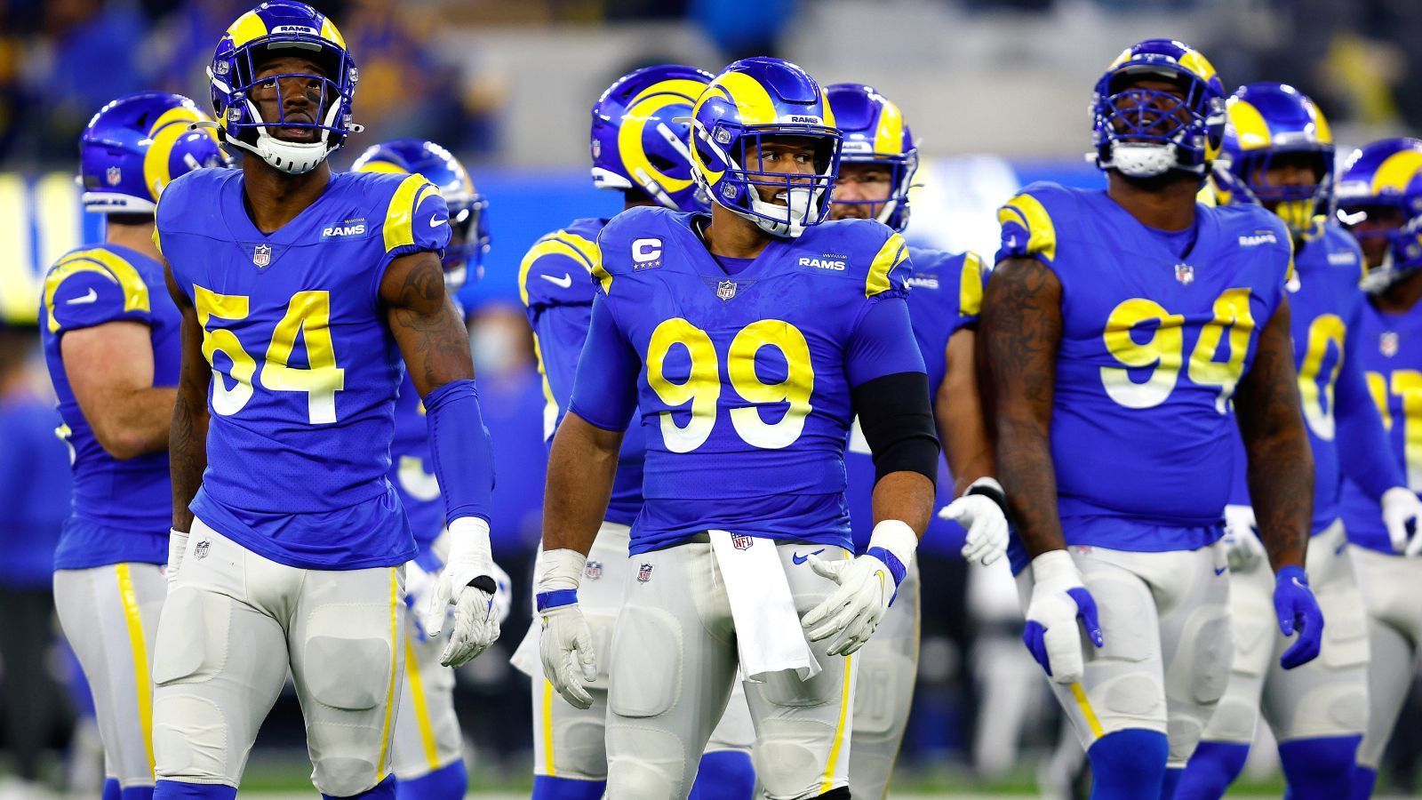 
                <strong>Stärke der Los Angeles Rams: Druck auf den Quarterback</strong><br>
                Es gibt kaum einen Passrush in der NFL, der so dominant und so üppig besetzt ist, wie der der Los Angeles Rams. Alleine die Namen machen den Offensive Lines dieser Welt schon Angst: Aaron Donald, Leonard Floyd, Von Miller - alles erstklassige Verteidiger an der Line of Scrimmage. Das musste in der Divisional Round auch Tom Brady erfahren, der mit Druck durch die Mitte nur schlecht klarkommt. Eine saubere und lang anhaltende Pocket fanden die Gegner der Rams nur selten vor.
              