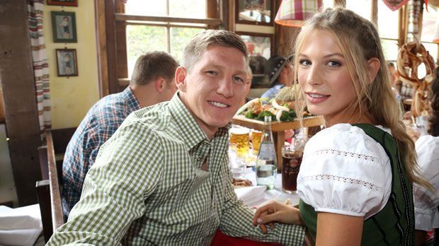 
                <strong>Sarah Brandner</strong><br>
                Bastian Schweinsteiger und seine Sarah gehören zu den glamourösesten Paaren Deutschlands
              