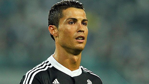 
                <strong>Rang 1: Cristiano Ronaldo (Real Madrid)</strong><br>
                Im vergangenen Jahr blieb Cristiano Ronaldo mit Real Madrid ohne Titel, dennoch ist der Superstar aus Portugal mit einem Wahnsinns-Wochengehalt von 900.000 Euro der bestbezahlte Fußballer der Welt.
              