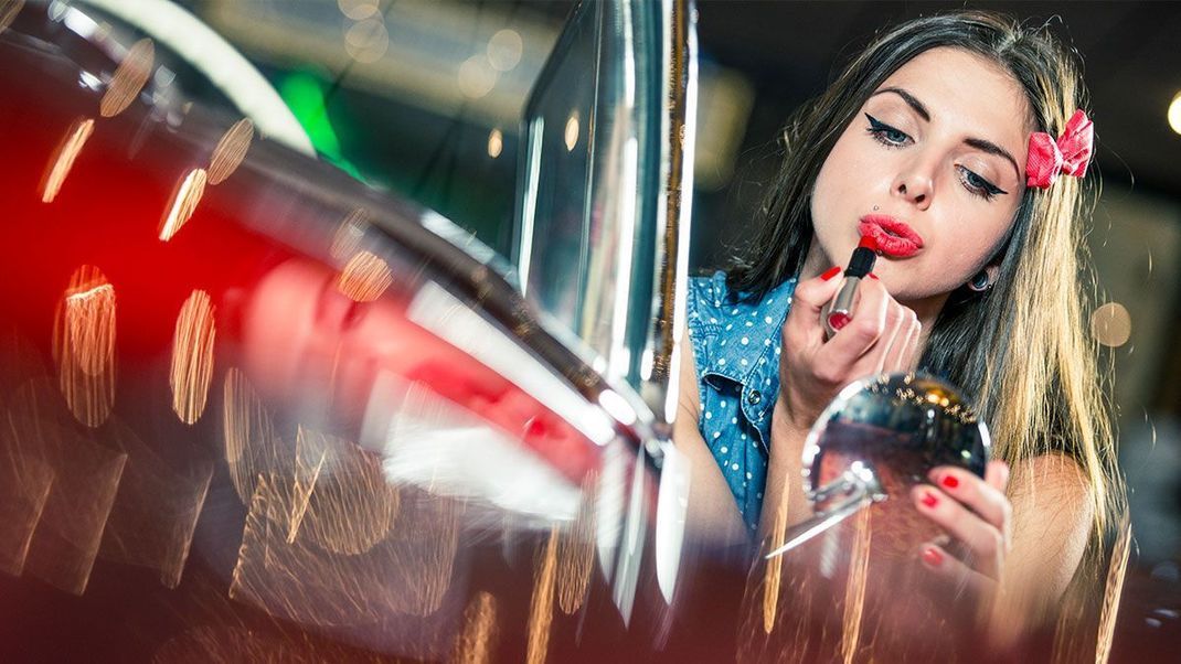 Wasserfeste Wimperntusche und ein kussfester Lippenstift sind das A und O für jede Party – und dein langanhaltendes Make-up.
