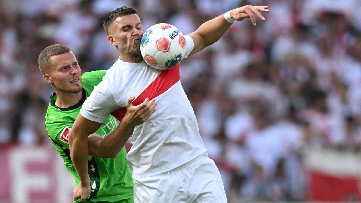 Ermedin Demirovic (vorne) im Zweikampf mit Nico Elvedi