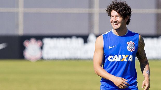 
                <strong>Alexandre Pato (Zugang FC Villarreal)</strong><br>
                Alexandre Pato (Zugang FC Villarreal): Seit Anfang des Jahres war der Stürmer bereits nach Europa zum FC Chelsea ausgeliehen. Nun wechselt der Brasilianer von Corinthians Sao Paolo zum spanischen Topklub FC Villarreal. Die Ablöse für Pato soll bei rund drei Millionen Euro liegen und er unterschreibt einen Vertrag für vier Jahre. Der 26-Jährige spielte von 2007 bis 2013 bereits in Europa beim AC Mailand. Mit den Italienern gewann Pato die Meisterschaft sowie den Pokal. Für die brasilianische Nationalmannschaft bestritt Pato 28 Spiele, wurde zuletzt jedoch nicht mehr berücksichtigt. 
              