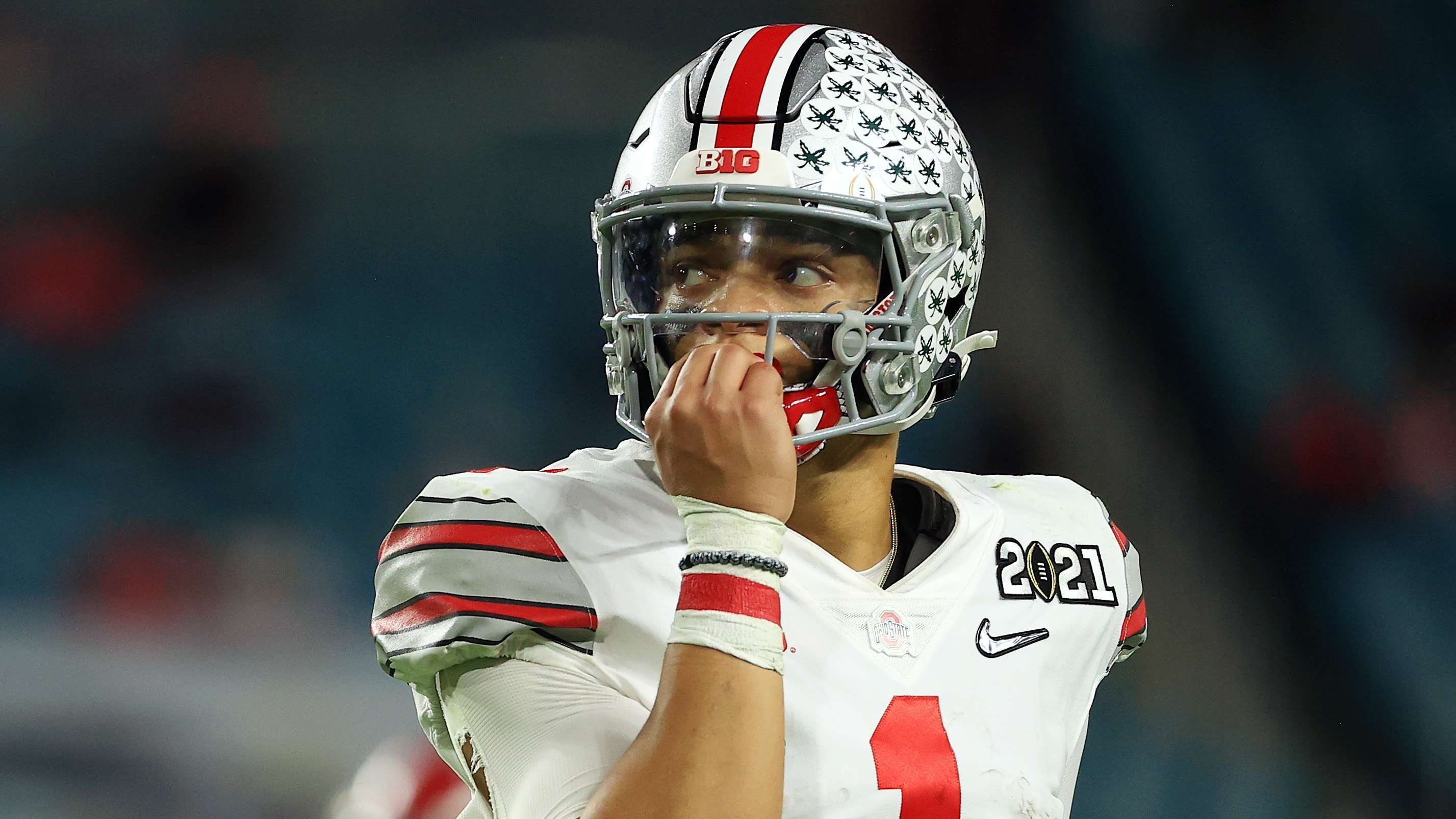 
                <strong>Justin Fields (Ohio State): Schwächen</strong><br>
                Bevor Fields zum Anführer von Ohio State wurde und die Buckeyes ins Championship Game führte, wurde ihm eine gewisse Gleichgültigkeit zugeschrieben: "In seinem ersten Jahr war er etwas stoisch und wollte sein Team-Kameraden nicht unbedingt kennenlernen", wird ein Verantwortlicher aus der NFC zitiert: "Er wollte den Starter-Job gewinnen. Sie mussten ihm zum Kapitän ernennen, damit er Verantwortung im Team übernimmt", heißt es weiter. Zudem sind sich die Beobachter unsicher, ob Fields jedem Team auf Anhieb helfen könnte: "Es bedarf eines Systems, das seine Stärken hervorhebt", so ein AFC-Verantwortlicher: "Wenn man von ihm verlangt, sich einfach fallen zu lassen und die Situation richtig zu lesen, wird man enttäuscht sein." So sei es nicht unüblich, dass Quarterbacks vom College in der NFL zu Beginn Probleme haben, die Defenses richtig zu lesen. 
              