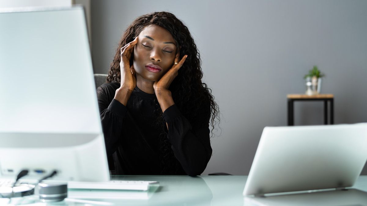 Müde Frau am Arbeitsplatz