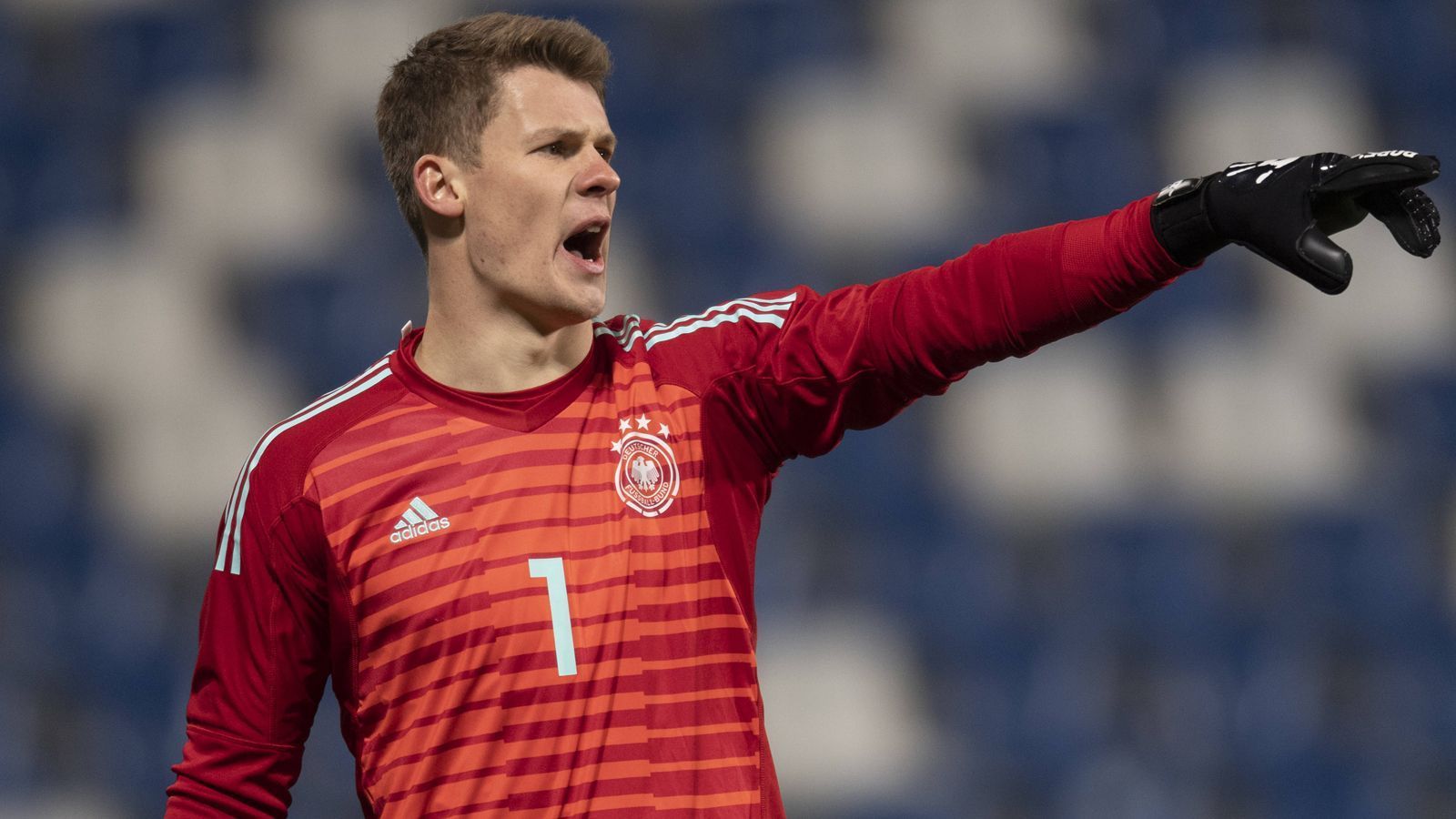 
                <strong>Tor: Alexander Nübel</strong><br>
                Der Torwart ist vergangene Saison einer der wenigen Lichtblicke beim FC Schalke 04 und soll auch bei der U 21 den Vorzug gegenüber Florian Müller und Markus Schubert bekommen. Er hat nicht nur starke Reflexe auf der Linie, sondern ist auch fußballerisch gut. Zudem ist er aufgrund des Abstiegskampfes mit "Königsblau" Drucksituationen gewöhnt.
              