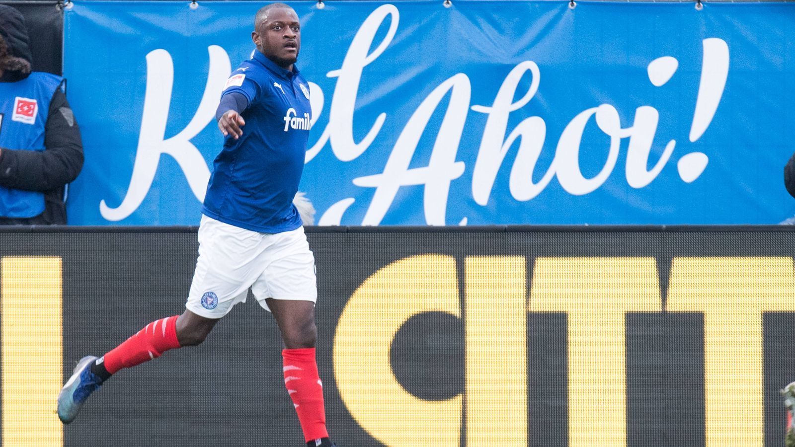 
                <strong>Holstein Kiel (5. Platz, 30 Punkte)</strong><br>
                So lief die Wintervorbereitung: Holstein Kiel beendete die Wintervorbereitung mit einem 0:0 gegen das drittklassige Hansa Rostock. Zuvor gab es gegen den belgischen Zweitliga-Tabellenführer KSV Mechelen ein 2:0, gegen den belgischen Erstligisten KAA Gent wiederum ein enttäuschendes 1:6. Bitter: Kapitän und Schlüsselspieler David Kinsombi (Foto) brach sich im Trainingslager das Schienbein. Ihm droht das Saisonaus. Auch Hinrunden-Aufsteiger Jae-sung Lee wird zunächst verletzungsbedingt fehlen. Beide Spieler gelten als unersetzbar.
              