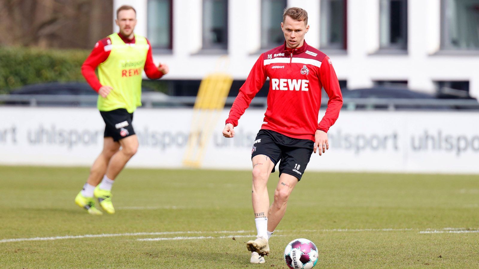 
                <strong>WM-Chaos: Ondrej Duda</strong><br>
                Nicht nur das Vereinigte Königreich zählt zu den Gebieten mit einem erhöhten Aufkommen von Virusvarianten, auch Tschechien und die Slowakei zählen dazu. Beide Länder bauen auf ein Entgegenkommen, wie es im Fall der deutschen Premier-League-Spieler geschehen ist. Doch ein Einsatz von beispielsweise Kölns Ondrej Duda bei einem Heimspiel seiner Nationalmannschaft scheint unrealistisch. 
              