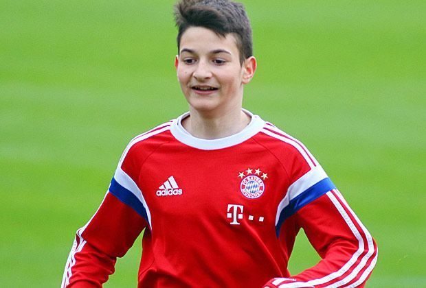 
                <strong>Ein 15-Jähriger trainiert mit den Bayern-Profis</strong><br>
                Wenn die Stars des FC Bayern München mit ihren Nationalmannschaften unterwegs sind, dann darf sich oftmals der Nachwuchs im Training präsentieren. Am Freitag rieben sich die Kiebitze an der Säbener Straße allerdings verwundert die Augen ...
              