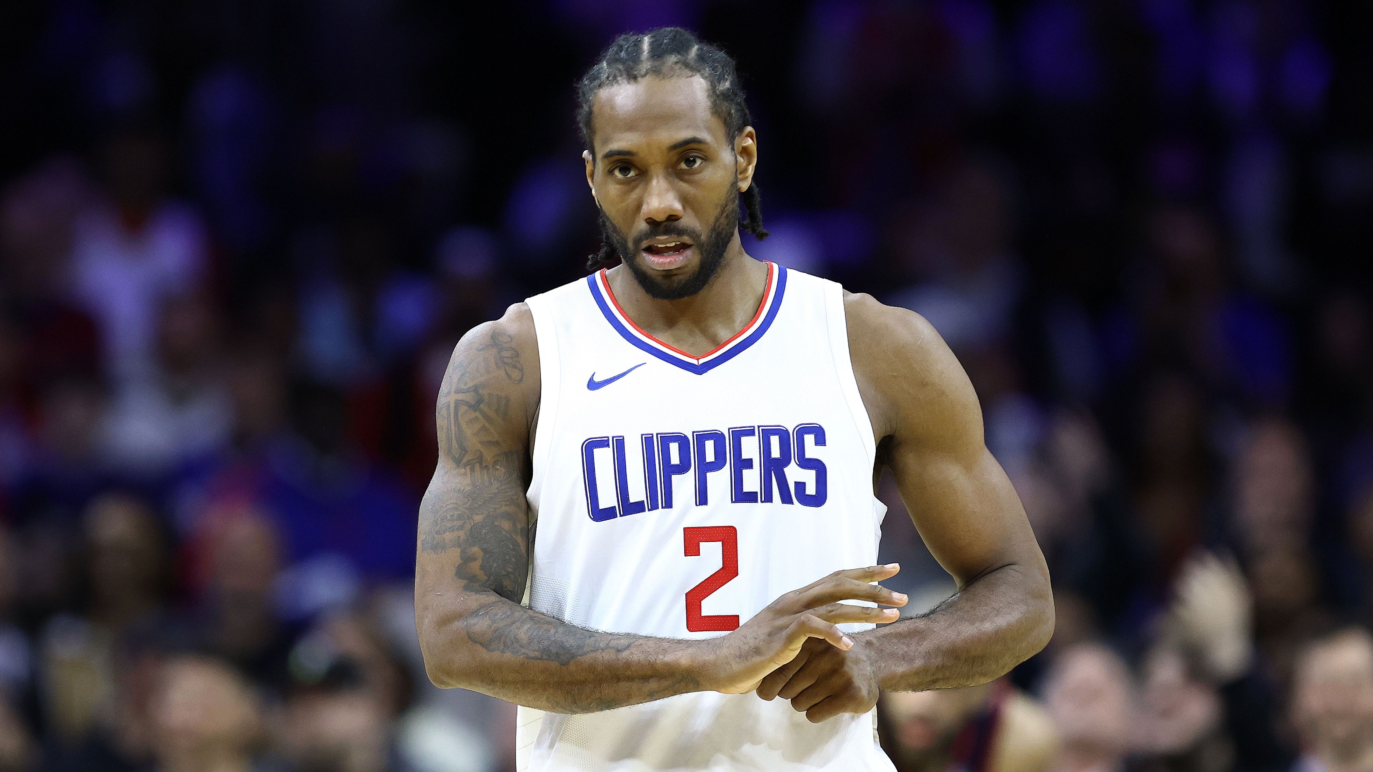 <strong>11. Los Angeles Clippers (zuvor Rang 11)<br></strong> Weiterhin geht es bei den Clippers viel um die Fitness von Kawhi. Spiel 1 konnte er nicht mitwirken. Los Angeles gewann. Zu G2 kehrte er zurück und spielt seither nicht wirklich stark. Beide Partien wurden verloren. Gerade in Game 3 waren die Clippers chancenlos und finden gegen die starke Dallas-Defense kein Mittel. Es droht mal wieder ein enttäuschendes Aus.