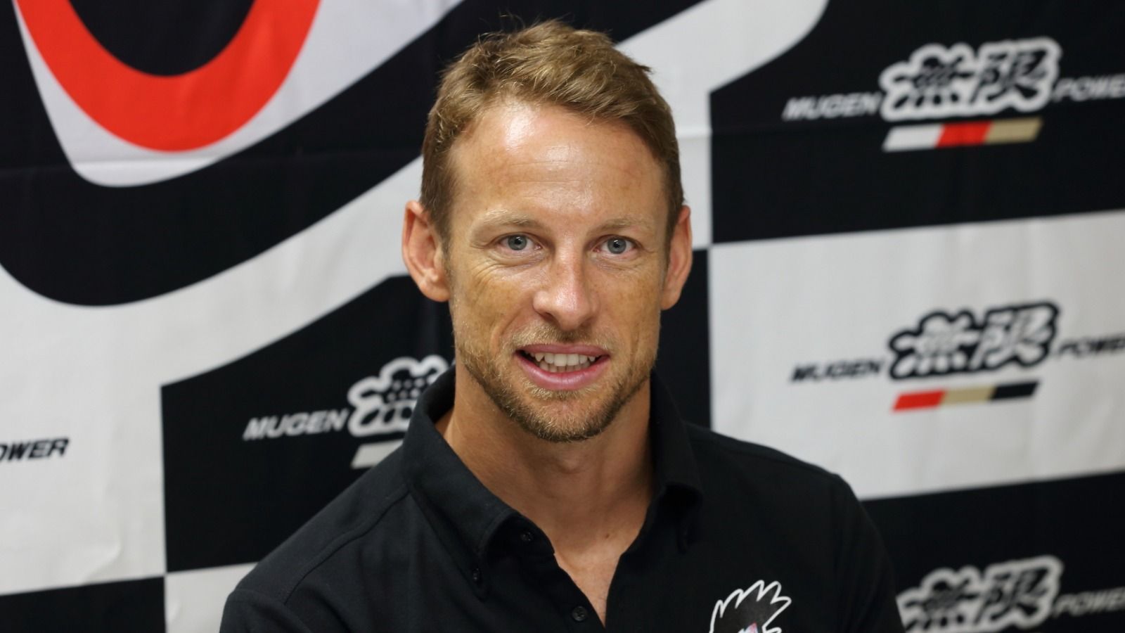 
                <strong>Jenson Button</strong><br>
                Jenson Button (GBR/39 - Honda): Der Formel-1-Weltmeister 2009, der bei McLaren sogar teilweise Lewis Hamilton in Schach hielt, beendete 2016 seine erfolgreiche Formel-1-Karriere. 2018 zog es den Japan-Fan in die Super-GT-Serie, in der er mit Langzeit-Partner Honda auf Anhieb den Titel holte - als erster Rookie seit Tora Takagi 2005.
              