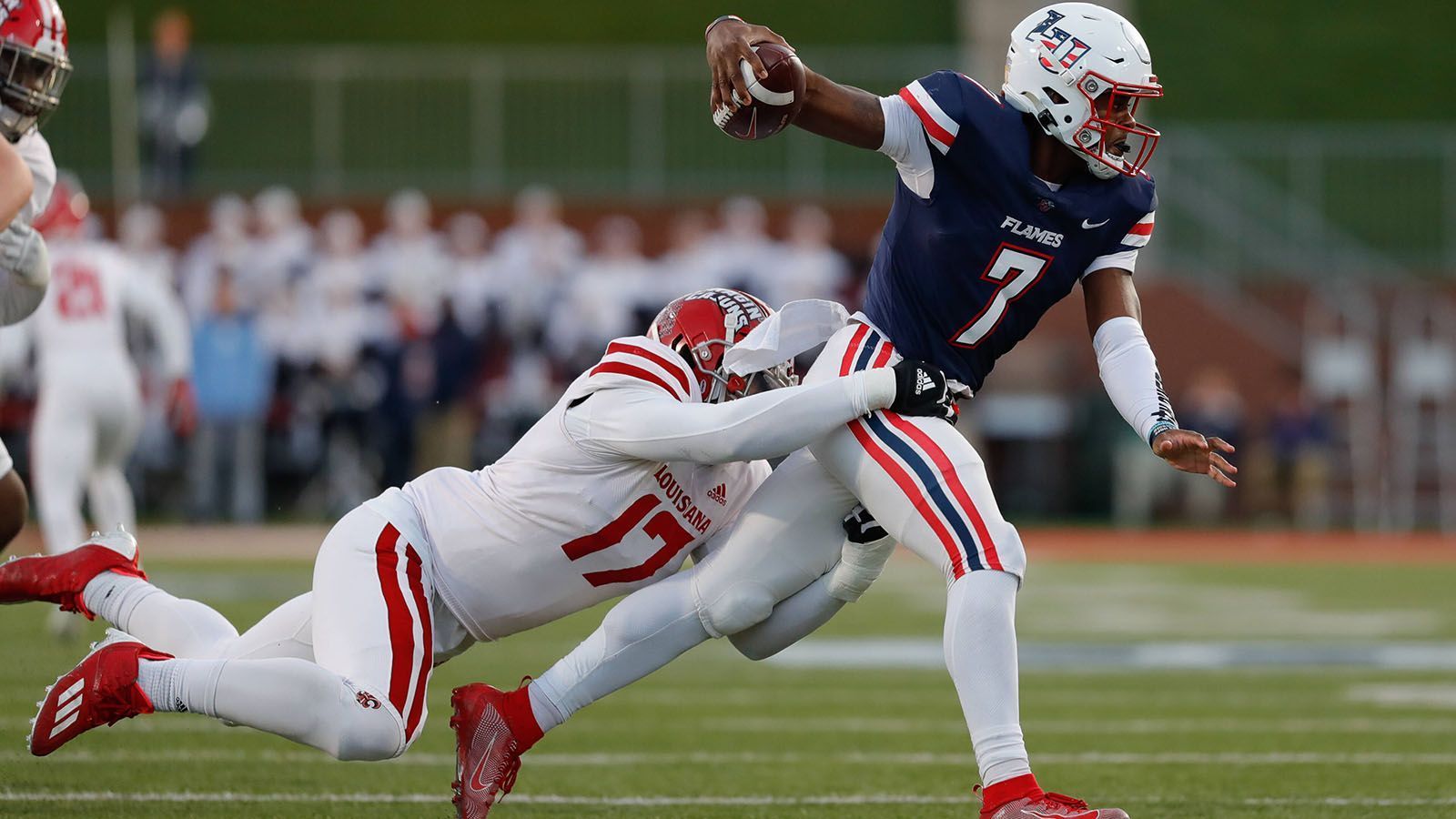 
                <strong>Malik Willis (Quarterback)</strong><br>
                Kenny Pickett wurde als einziger Quarterback in der ersten Runde ausgewählt. In der zweiten Runde dürften weitere dazukommen. Zwei Namen stehen dabei besonders im Blickpunkt. Malik Willis hat das Potenzial, ein Top-Quarterback der Zukunft zu werden. Neben seiner Präzision bei Würfen bringt Willis eine gute Athletik mit. Diese erlaubt es ihm sich auch aus brenzligen Situationen zu befreien und aus eigentlich "toten Plays" noch Profit zu schlagen. Ein sofortiger Starter scheint der 22-Jährige aber nicht zu sein. Ein Jahr als Backup könnte ihm guttun, um in der Liga anzukommen. Neben Willis dürfte auch ein weiterer Quarterback in der zweiten Runde bei einem Team unterkommen.
              