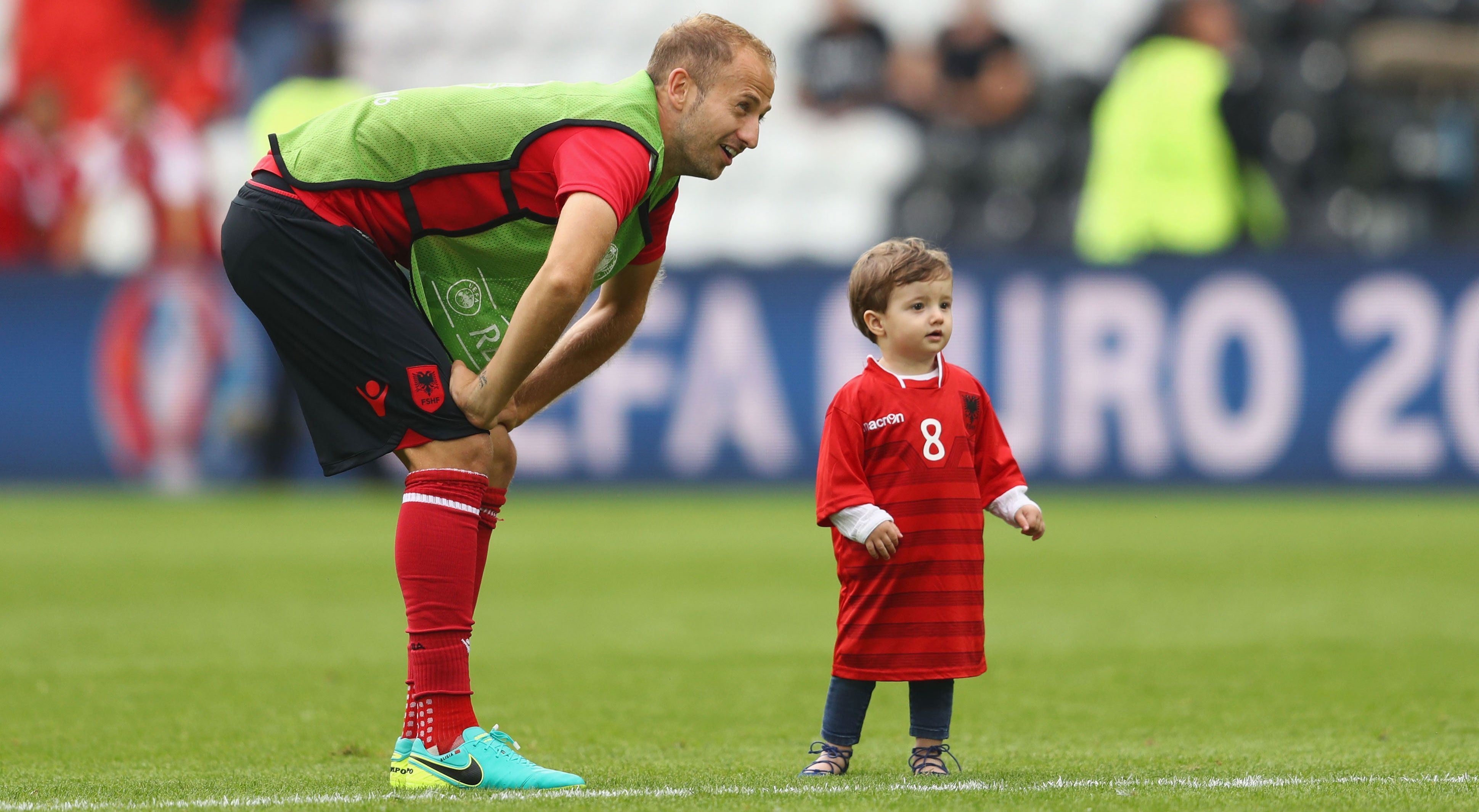 
                <strong>Migjen Basha</strong><br>
                Jugend forscht: Auch der Nachwuchs des albanischen Nationalspielers Migjen Basha darf nach dem Vorrundenspiel gegen die Schweiz im viel zu großem Trikot mal den heiligen Rasen erkunden.
              