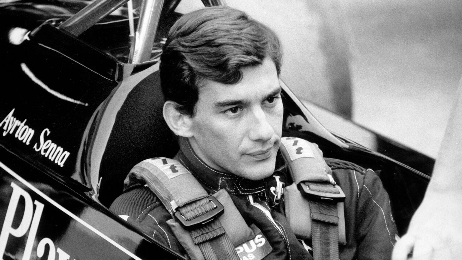 
                <strong>Ayrton Senna: Als die Formel 1 ihre Seele verlor</strong><br>
                Ayrton Senna ist anders. Klar, ein Ausnahmetalent, gesegnet mit einem unbeschreiblichen Können. Das zeigt er von Anfang an. Berührungsängste? Kennt der Brasilianer nicht. Stattdessen ist er mit einem unbändigen Ehrgeiz ausgestattet.
              